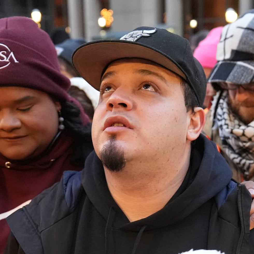 Kilmar Ábrego García espera con Lydia Walther-Rodríguez, de Casa en Maryland, izquierda, para entrar al edificio para un control obligatorio en la oficina del Servicio de Inmigración y Control de Aduanas (ICE) en Baltimore, el viernes 12 de diciembre de 2025, tras ser liberado el jueves por orden judicial.