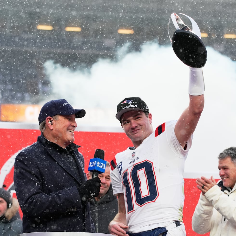 El quarterback de los Patriots de Nueva Inglaterra Drake Maye celebra con el trofeo de campeón de la AFC al vencer a los Broncos de Denver.