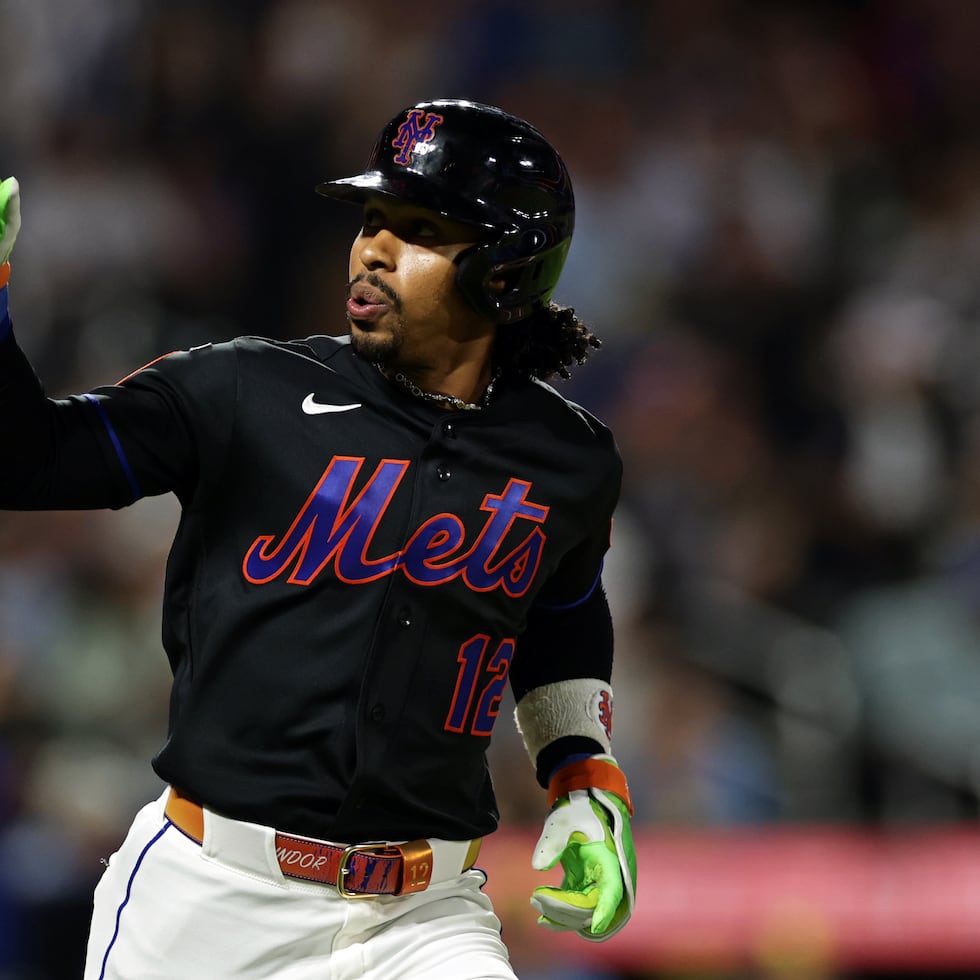 El puertorriqueño Francisco Lindor, de los Mets de Nueva York, festeja luego de aportar un jonrón a la victoria frente a los Cerveceros de Milwaukee, el martes 25 de agosto de 2026 (AP Foto/Adam Hunger)