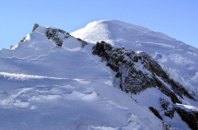 En esta imagen de archivo, tomada el 19 de febrero de 2003, se muestra el Mont Blanc, el pico más alto de Europa occidental. (AP Foto/Patrick Gardin, archivo)