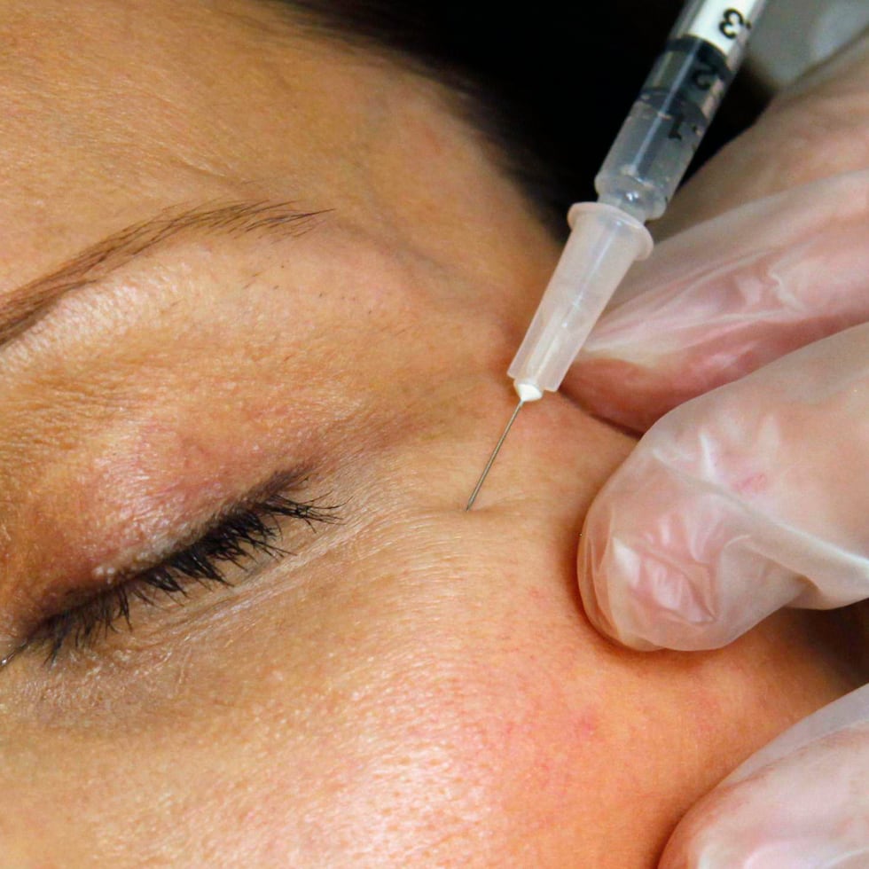 “Procedimiento estético”, según la definición propuesta en la medida, sería “toda intervención no quirúrgica dirigida a modificar, mejorar o alterar la apariencia física mediante técnicas mínimamente invasivas o no invasivas.