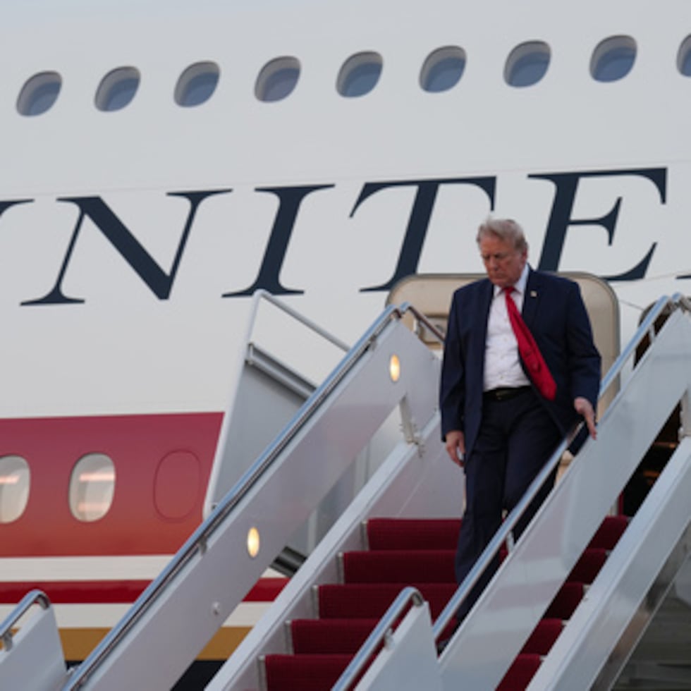 El presidente Donald Trump abandonó la cumbre de la OTAN en Turquía a bordo del antiguo “Air Force One”, de color azul claro, y realizó una escala no programada en una base del Reino Unido.