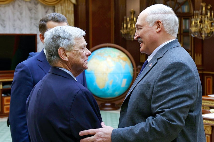 En esta imagen, distribuida por la oficina de prensa del presidente de Bielorrusia, Alexander Lukashenko (derecha) y el enviado de Estados Unidos, John Coale, se dan la mano durante una reunión en Minsk, Bielorrusia, el 12 de diciembre de 2025. (Oficina de prensa de la presidencia de Bielorrusia vía AP)