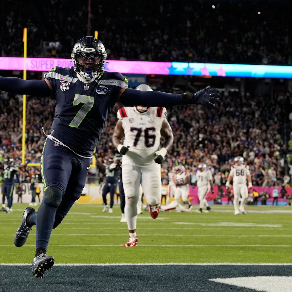 El linebacker de los Seahawks Uchenna Nwosu celebra tras anotar un touchdown.