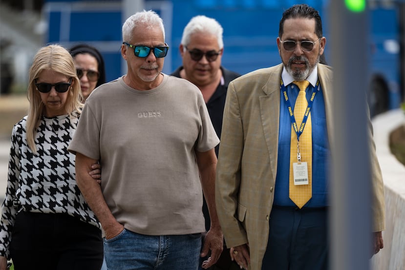 Edgardo Navarro Suárez y Ricardo Luis Navarro Suárez saliendo del Tribunal federal.