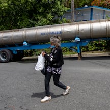 Los municipios han destinado recursos en el acarreo de agua mediante camiones cisterna para atender las necesidades de los abonados afectados por la escasez de agua.
