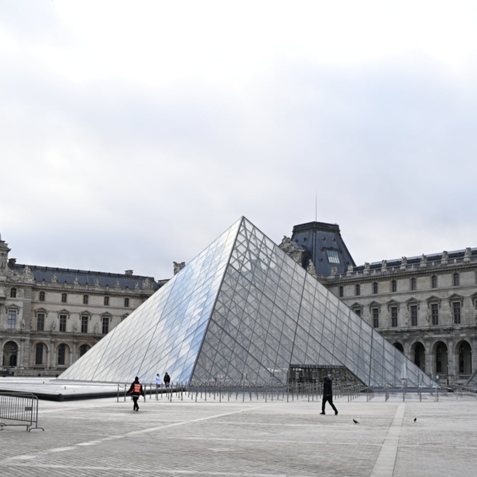 La presidenta del Louvre, Laurence des Cars, subrayó la “herida inmensa” que ha causado en los que trabajan en el museo el robo de ocho joyas de “un valor patrimonial inmenso”.
