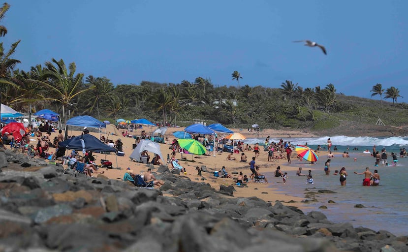 El ambiente en la playa “Posita” en Loíza estuvo muy concurrido durante el Viernes Santo.