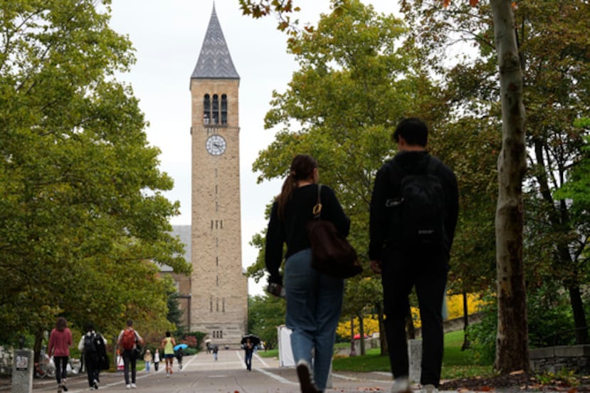 Unos peatones caminan por el campus de la Universidad de Cornell.