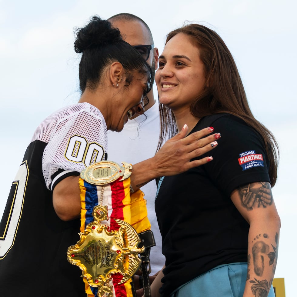 Amanda Serrano se aproxima a abrazar a su rival del sábado, Reina Téllez, quien llega a la pelea invicta y en busca de la gran recompensa.