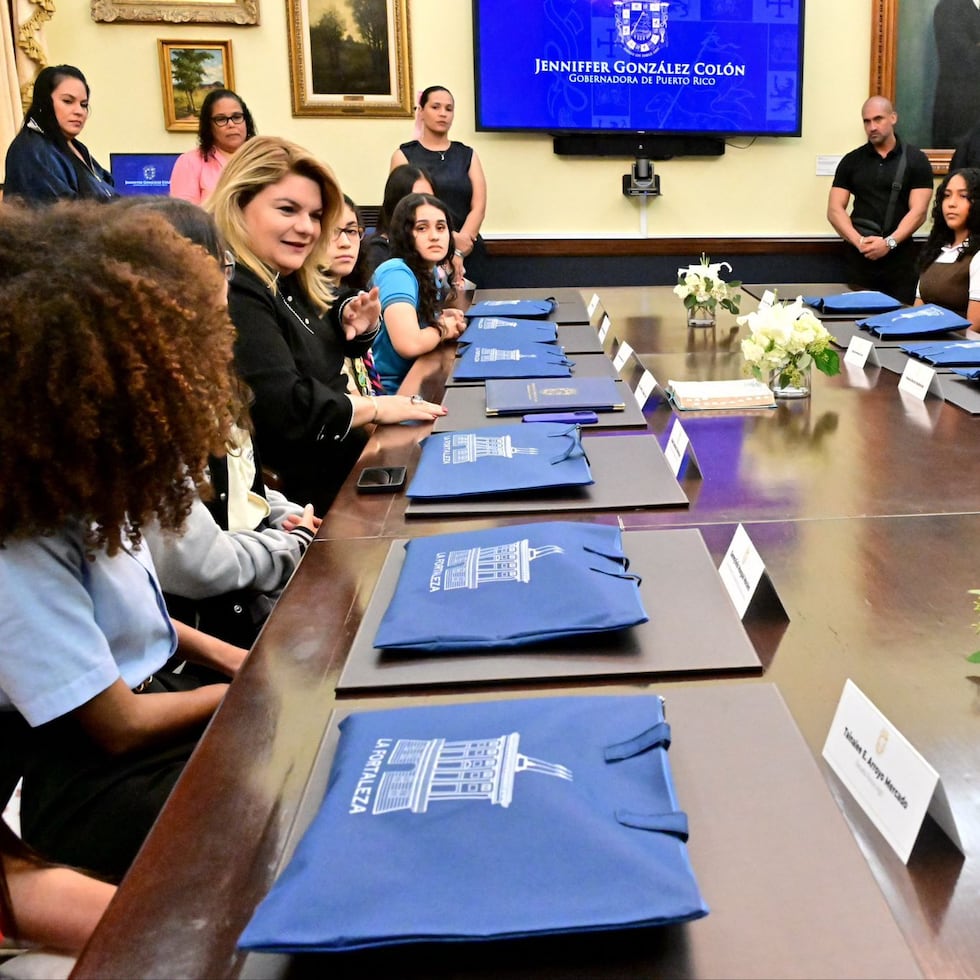 Las alumnas destacadas recorrieron La Fortaleza por primera vez, antes de que Jenniffer González les entregara la Medalla de la Gobernadora, en el Salón de Gabinete.