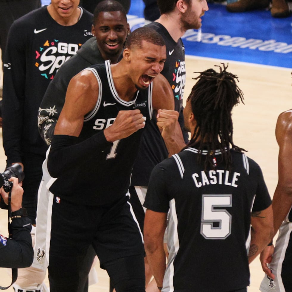 El delantero de los Spurs de San Antonio, Victor Wembanyama (1), celebra tras derrotar al Thunder de Oklahoma City en la serie de finales de la Conferencia Oeste de los playoffs de la NBA, el sábado 30 de mayo de 2026, en Oklahoma City.