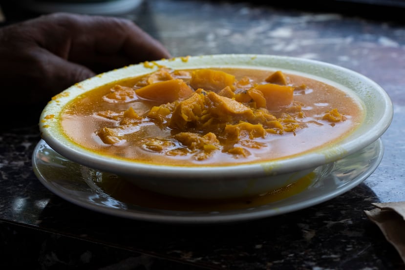 Uno de los platos que sirven es el mondongo.