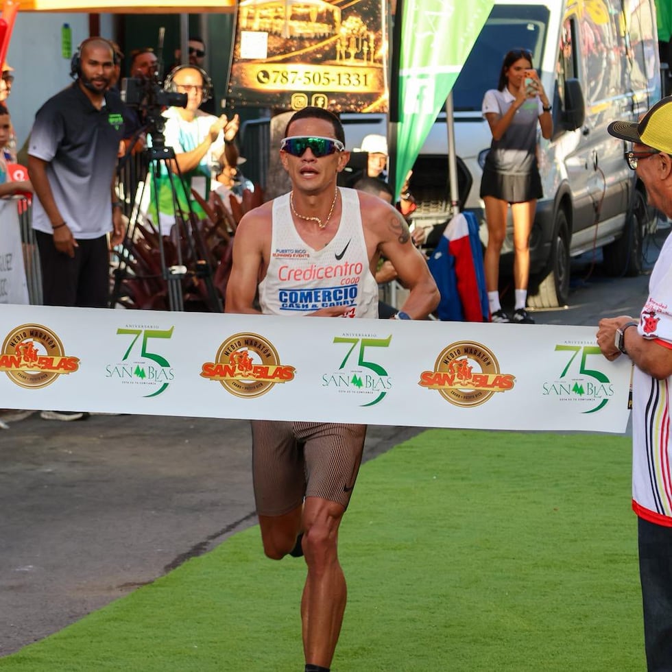 El orocoveño Alexander Torres llega primero en San Blas en la categoría nacional.