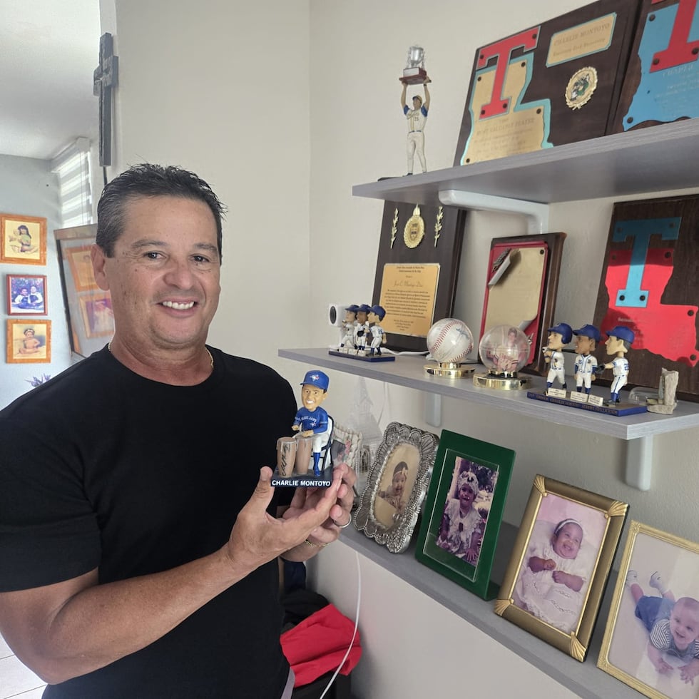Charlie Montoyo visita la casa de sus padres en Florida, donde creció desde los 11 años y cuyas paredes están repletas de memorabilia de su trayectoria como pelotero, dirigente, coach y percusionista.