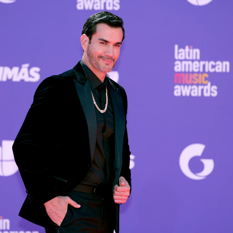 Pedro Sola señaló en vivo que David Zepeda es homosexual.