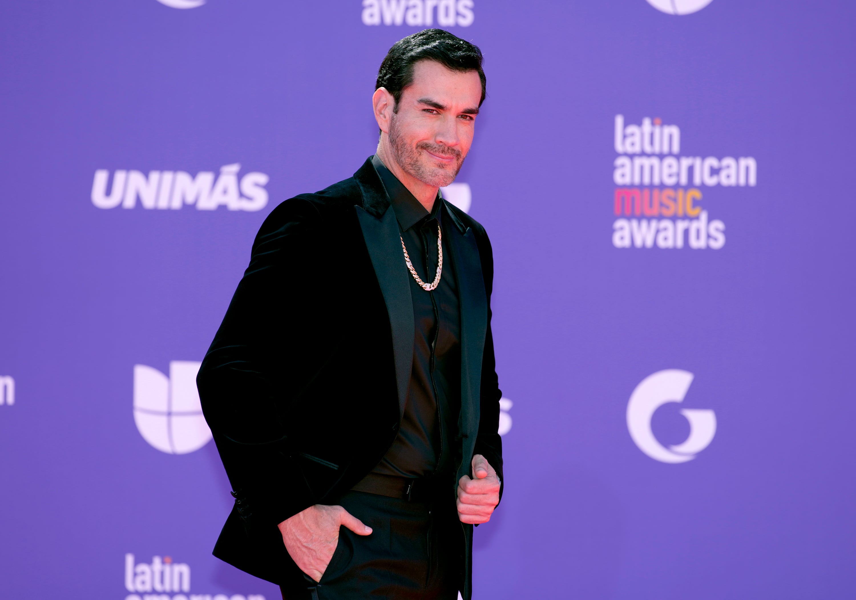 Pedrito Sola olvidó el micrófono y dijo “también es gay” al hablar de un actor