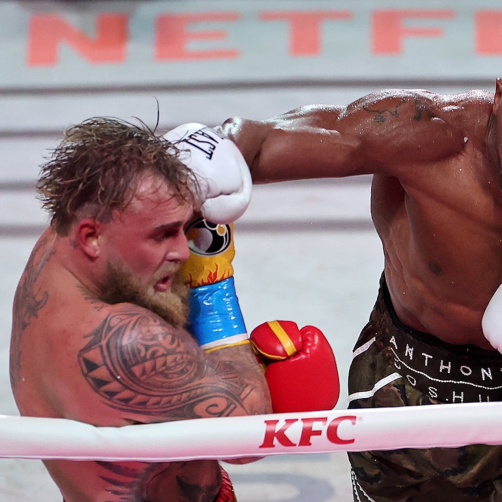 Anthony Joshua (derecha) se impuso por nocaut en el sexto asalto sobre Jake Paul (izquierda).