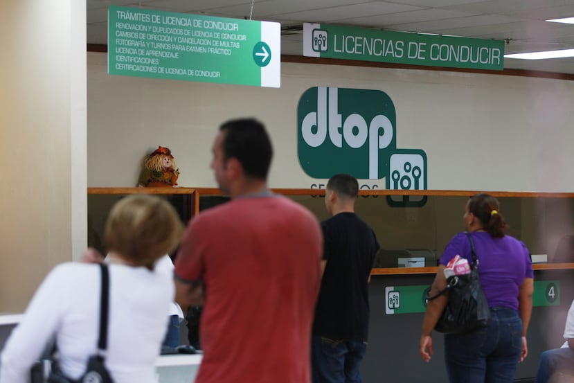 Imagen de archivo de ciudadanos en espera de un turno en el Cesco de Bayamón.