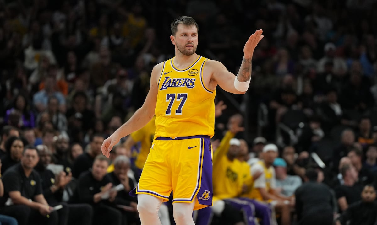 Luka Doncic recibe decimosexta falta técnica y encara un juego de suspensión