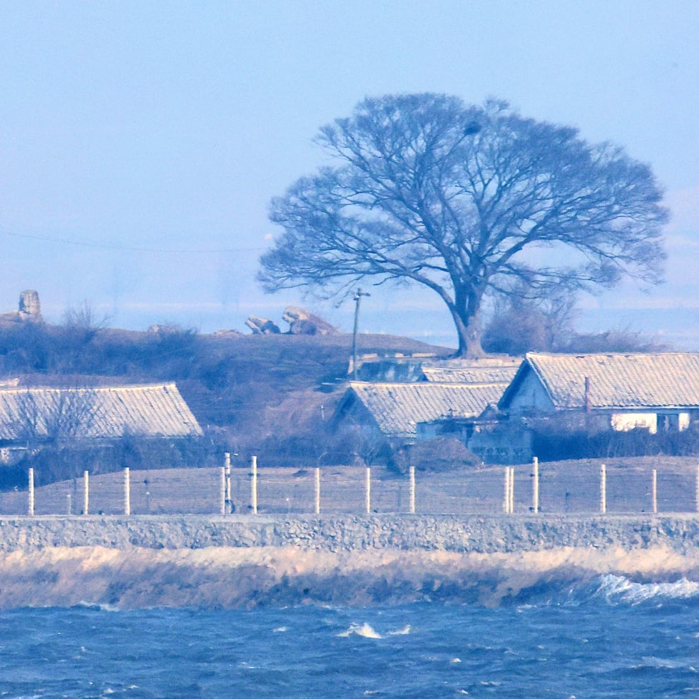 La localidad norcoreana de Kaepoong, vista desde Ganghwa, Corea del Sur, cerca de la frontera entre las dos naciones.