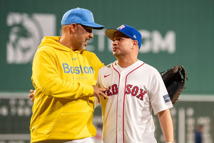 Jowell, a la derecha, hizo el primer lanzamiento en un juego de los Red Sox de Boston el pasado 25 de julio. Le acompaña Alex Cora, dirigente del equipo de béisbol.