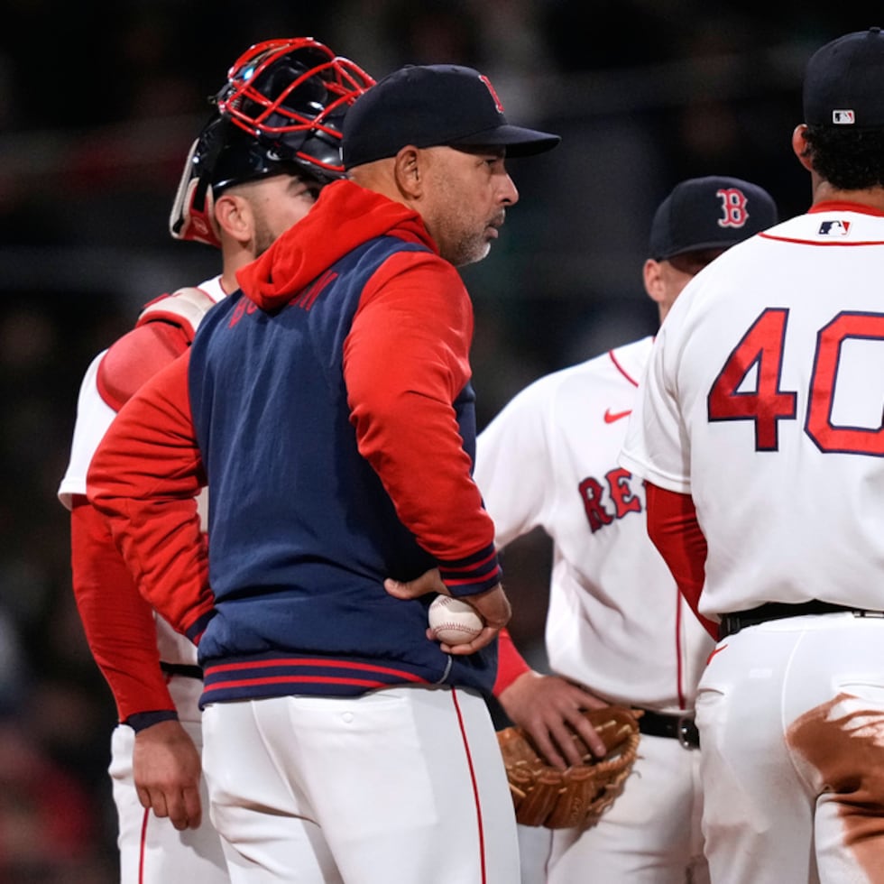 Con Alex Cora al mando Boston tuvo récord de 10-17 a inicio de esta temporada.
