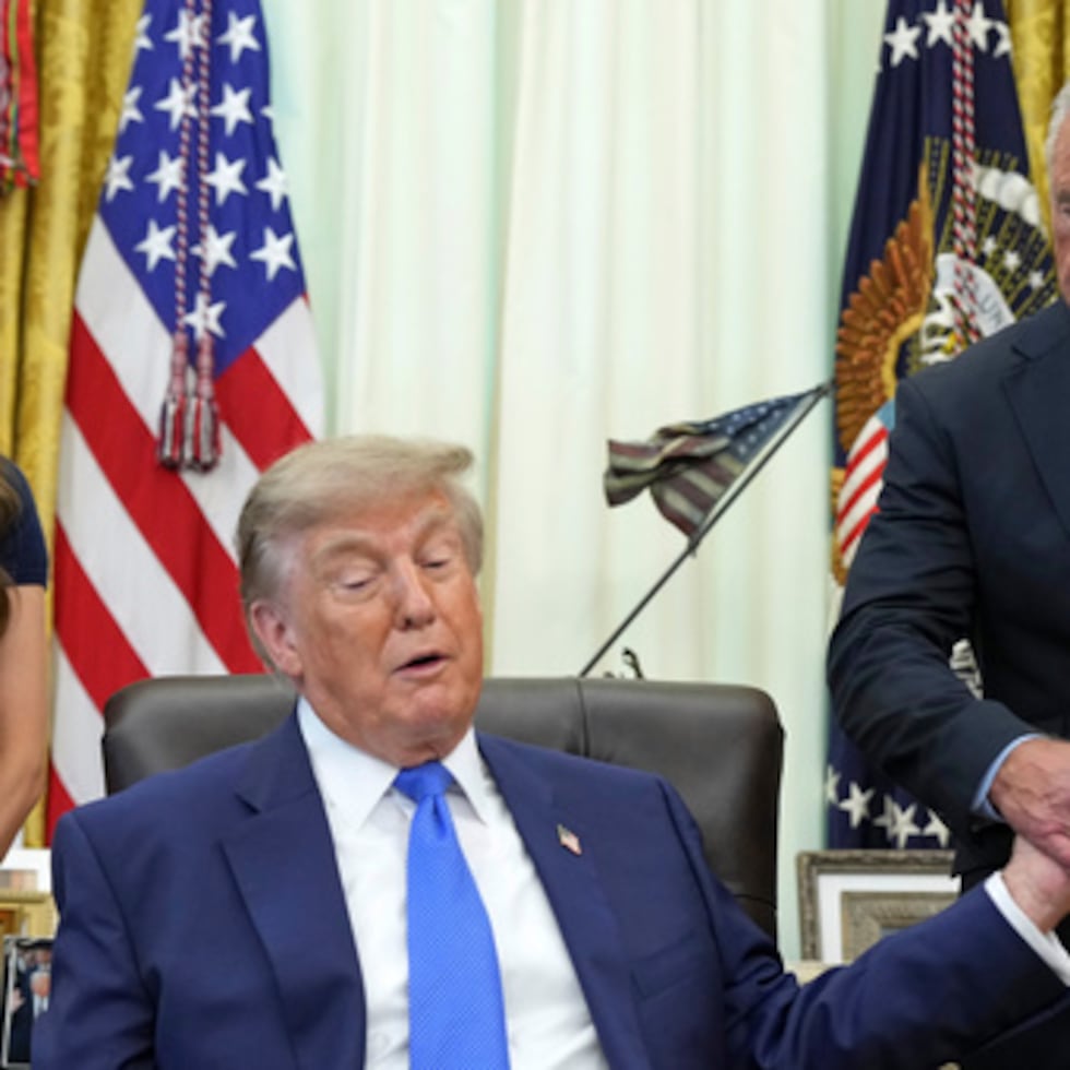 El presidente Donald Trump sugirió repetidamente que la cantidad o el momento de aplicación de las vacunas podría influir en el aumento de las tasas del trastorno del espectro autista, aunque décadas de estudios han concluido de manera contundente que no existe vínculo.
