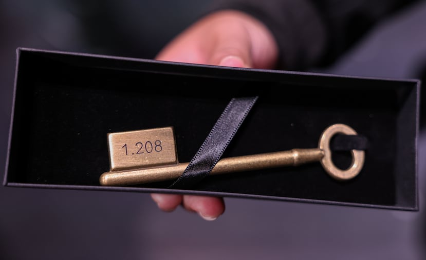 La llave de la caja 1,208 que custodia 12 obras literarias de Luis Rafael Sánchez.