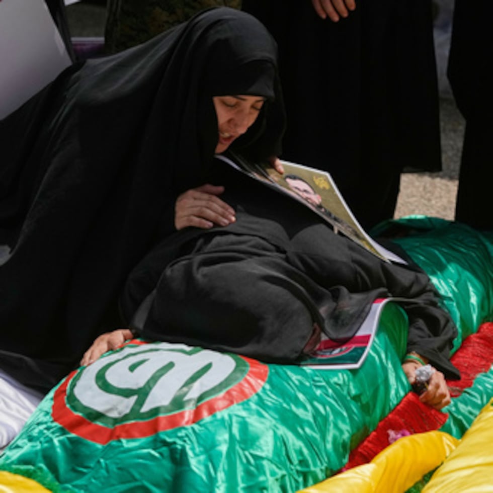 Varias mujeres lloran sobre los cuerpos de familiares fallecidos el martes en los ataques israelíes contra el poblado de Deir Qanoun al-Nahr, en el sur de Líbano, antes de su procesión funeral en una morgue de la ciudad portuaria de Tiro, Líbano.