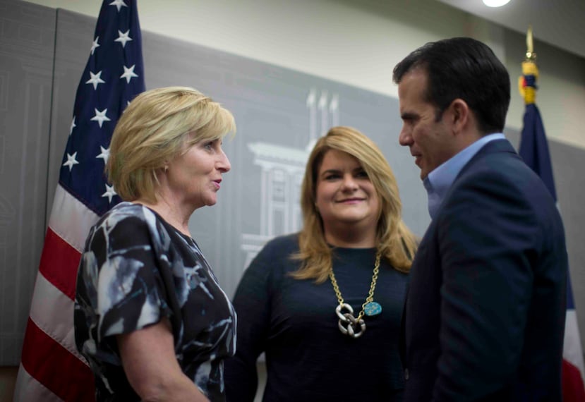 Pamela Patenaude conversa con Jenniffer González y Ricardo Rosselló en La Fortaleza en febrero de este año. (GFR Media)