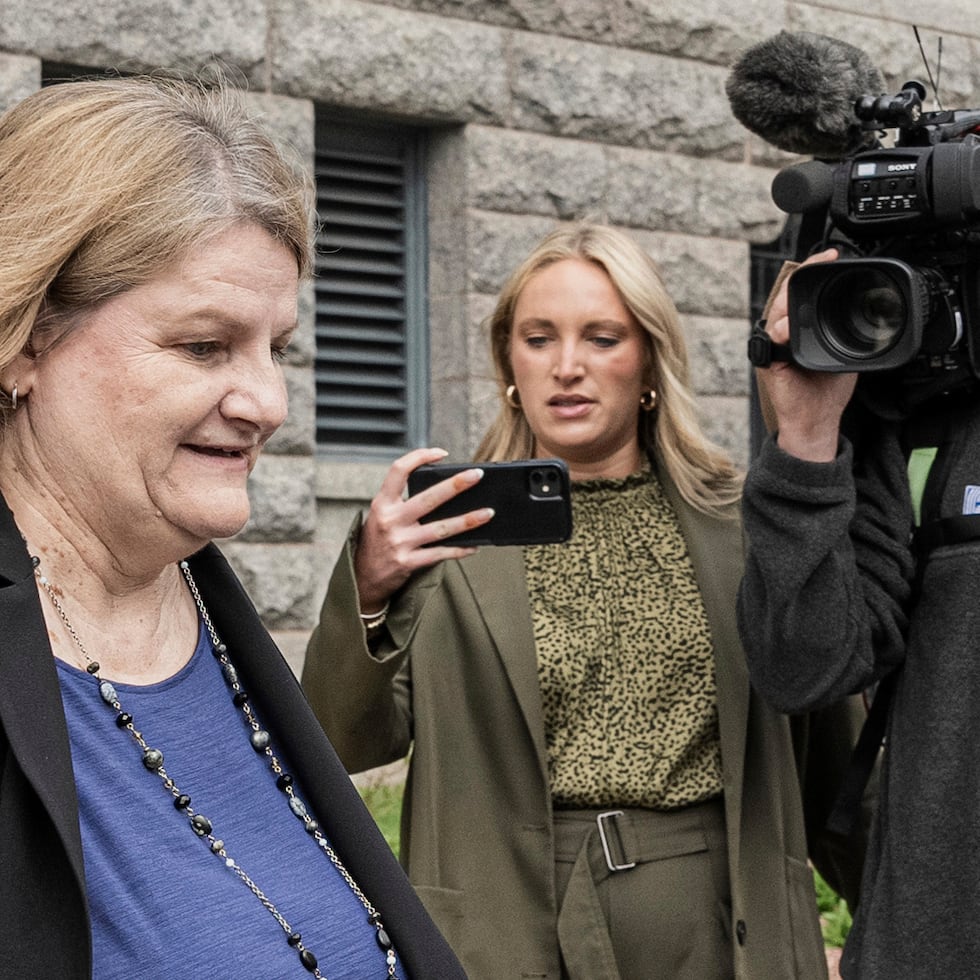 La jueza de circuito del condado de Milwaukee, Hannah Dugan, sale del tribunal federal después de una audiencia en Milwaukee.