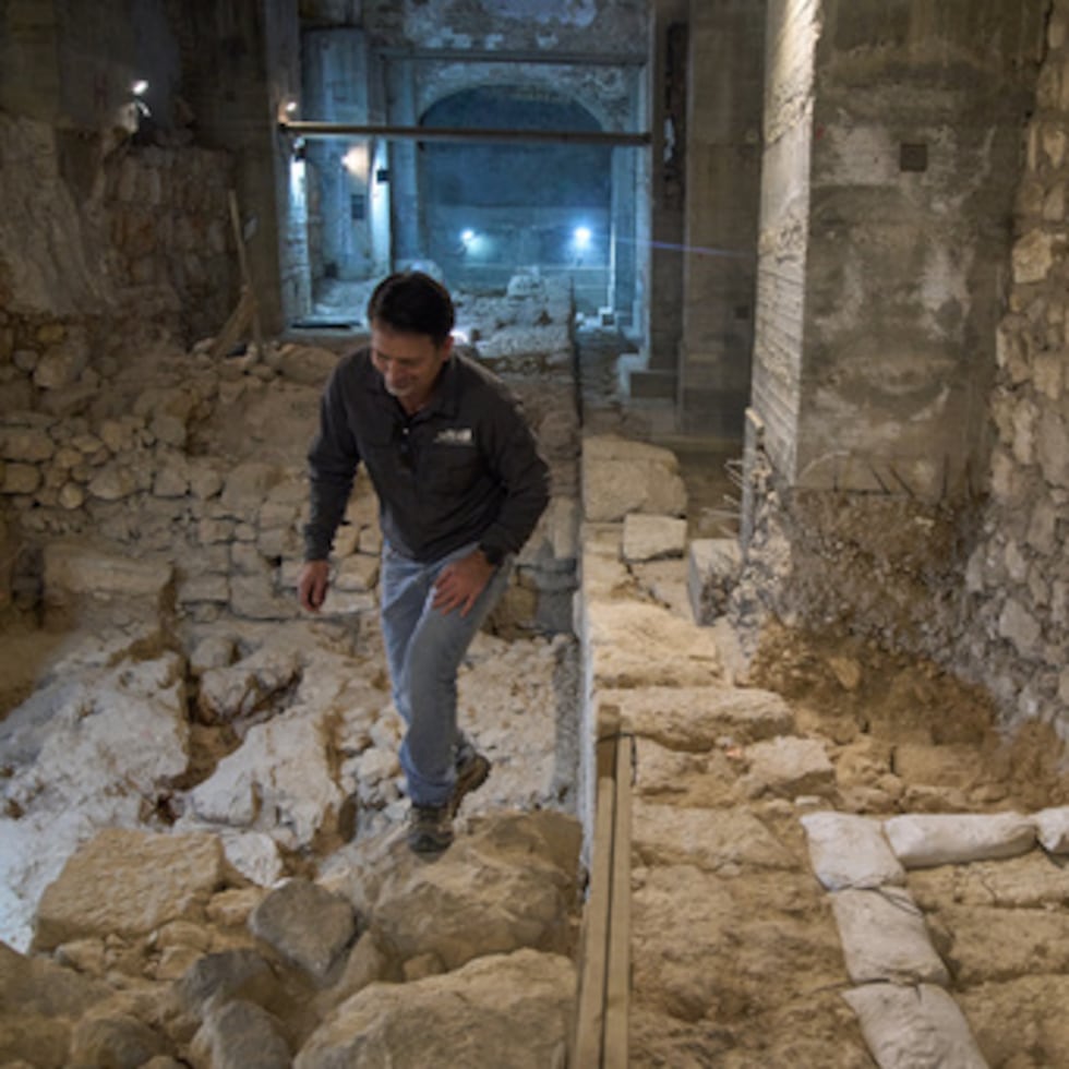 El arqueólogo regional de Jerusalén para la Autoridad de Antigüedades de Israel, el Dr. Amit Re'im, camina en una sección de un sitio de excavación donde, según la institución, una muralla de la ciudad del período asmoneo, que data de finales del siglo II a.C., fue descubierta bajo el Museo de la Ciudadela de la Torre de David, en la Ciudad Vieja de Jerusalén, el lunes 8 de diciembre de 2025.