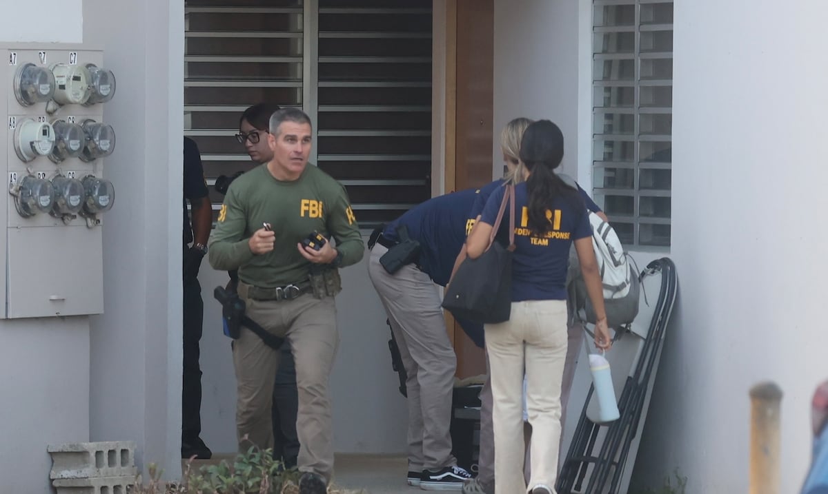 Federales realizan un operativo de allanamientos en complejo de vivienda en Loíza