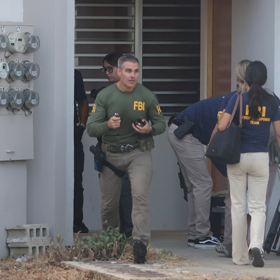 Agentes federales realizan en la mañana de este jueves un operativo de allanamientos en Loíza.