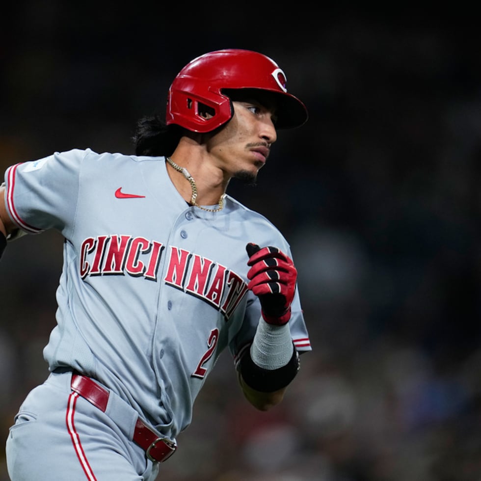 Edwin Arroyo, de los Reds de Cincinnati, observa su sencillo durante la sexta entrada de un partido de béisbol contra los Padres de San Diego.