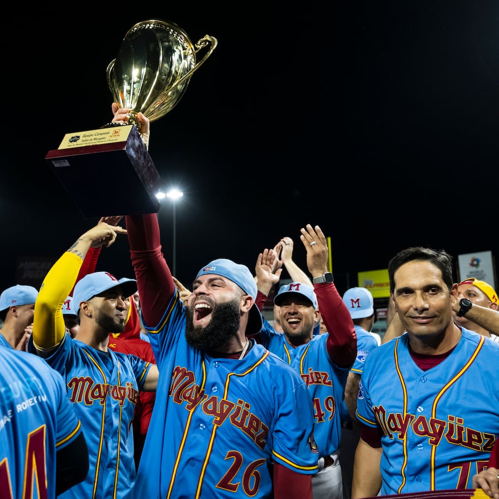 Emmanuel Rivera levanta el trofeo de campeón de la pasada temporada al vencer a los Senadores en la final. A la derecha, el nuevo gerente Nick Ortiz.