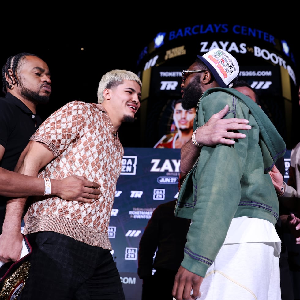 Xander Zayas y Jaron Ennis tuvieron que ser separados al final de al conferencia de prensa.