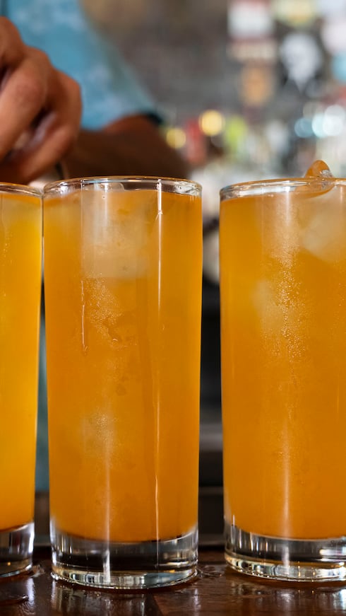 La Factoría en el Viejo San Juan abrió sus puertas para el proceso creativo del coctel "Bad Johnnie", que será presentado en el mes de junio.