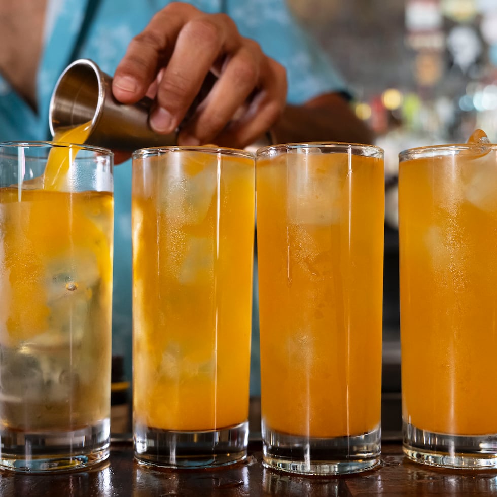 La Factoría en el Viejo San Juan abrió sus puertas para el proceso creativo del coctel "Bad Johnnie", que será presentado en el mes de junio.