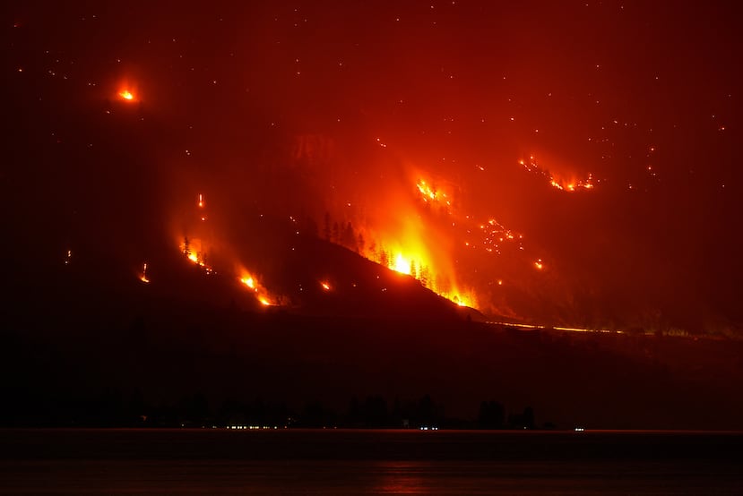 El incendio forestal de Bald Range, que ha obligado a evacuar a personas de la región sur de Okanagan, arde en Summerland, Columbia Británica, a última hora del sábado 8 de agosto de 2026. (Darryl Dyck/The Canadian Press vía AP)