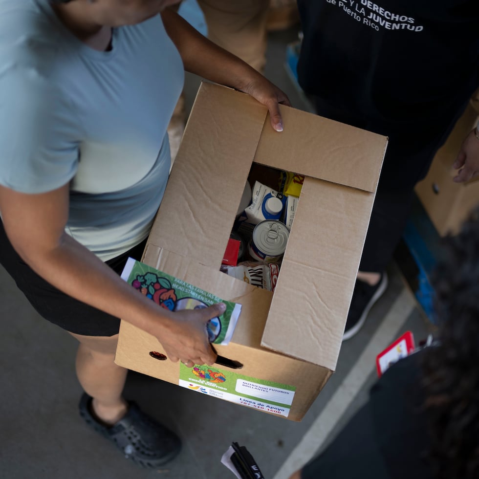 Mientras el evento ocurría en la cancha del Centro Amor, empleados de la Red y residentes de Barrio Obrero llevaron cajas de alimentos a familias de inmigrantes que, por temor, no salen de sus hogares.
