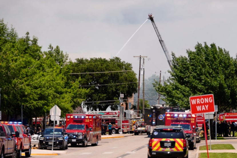 La policía y los bomberos responden a la escena de un gran incendio en un complejo de apartamentos en Dallas, el jueves 28 de mayo de 2026. (AP Photo/Gabriela Passos)