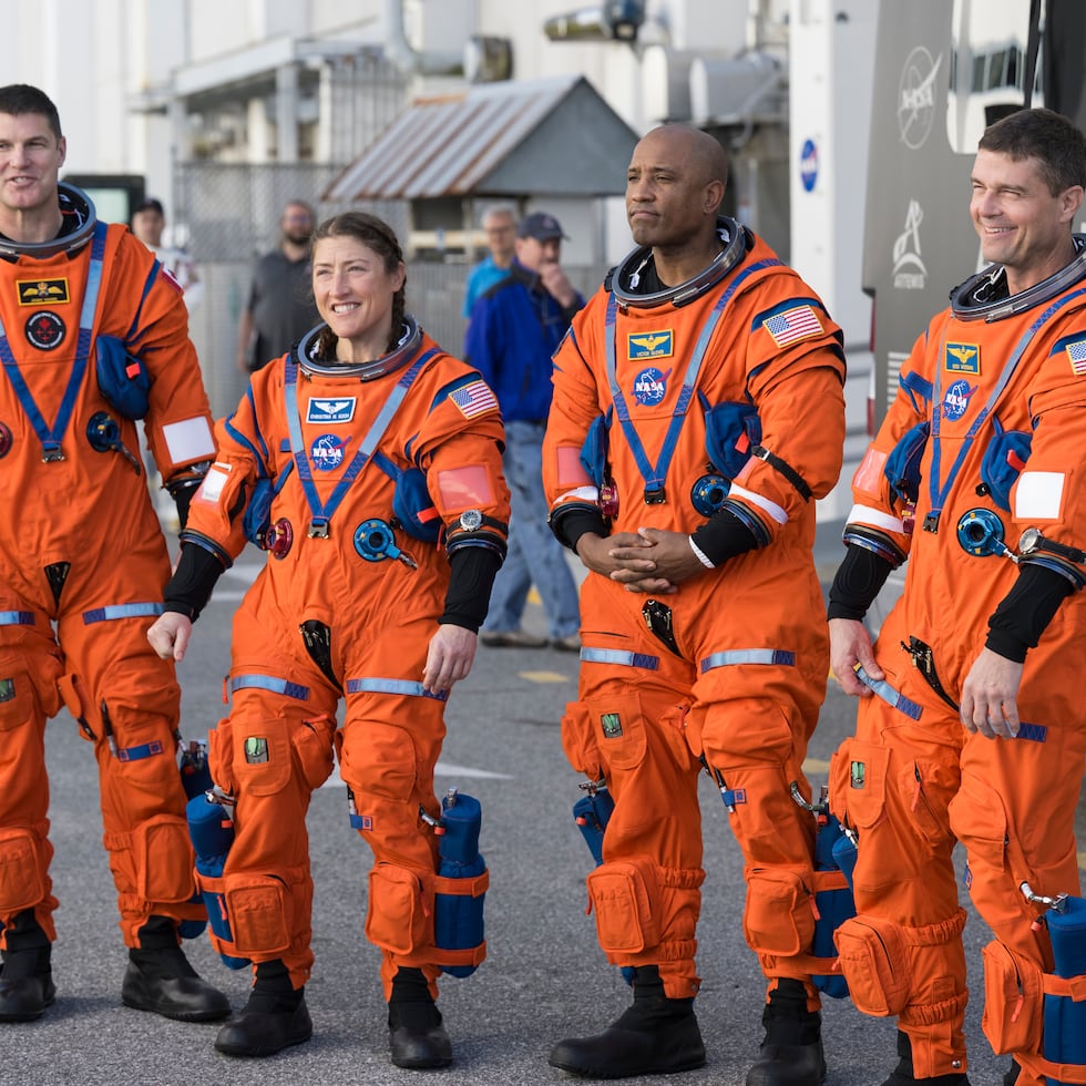 De izquierda a derecha, el astronauta de la Agencia Espacial Canadiense (CSA), Jeremy Hansen; la especialista de misión Christina Koch; el piloto Victor Glover, y el comandante Reid Wiseman