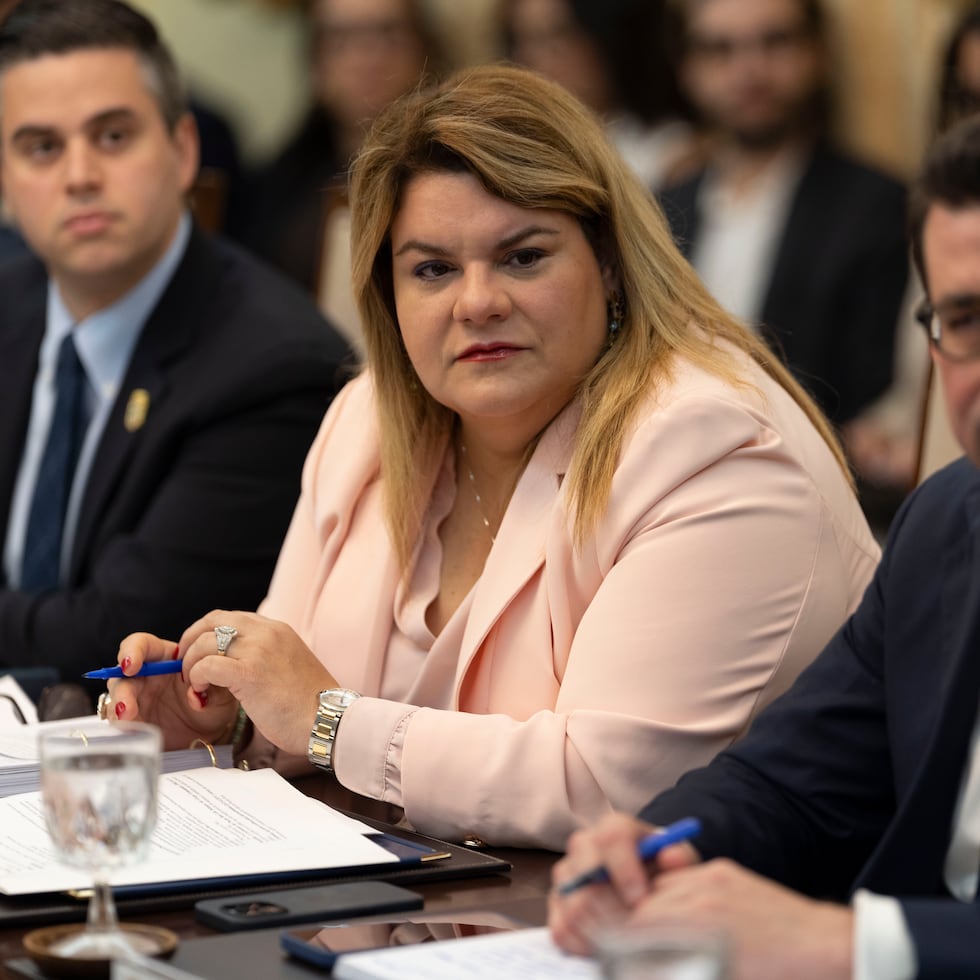 El pasado jueves la gobernadora se reunía con líderes del sector privado, preocupados por el desbarajuste. A su izquierda, en la mesa que los convocaba a todos, estaba el eje del motín a bordo, Francisco Domenech, Secretario de la Gobernación. A la derecha, Roberto Lefranc Fortuño, subsecretario de ese Departamento que, presuntamente, no se llevaba bien con su jefe, más bien fue una figura impuesta en la agencia, escribe Mayra Montero.