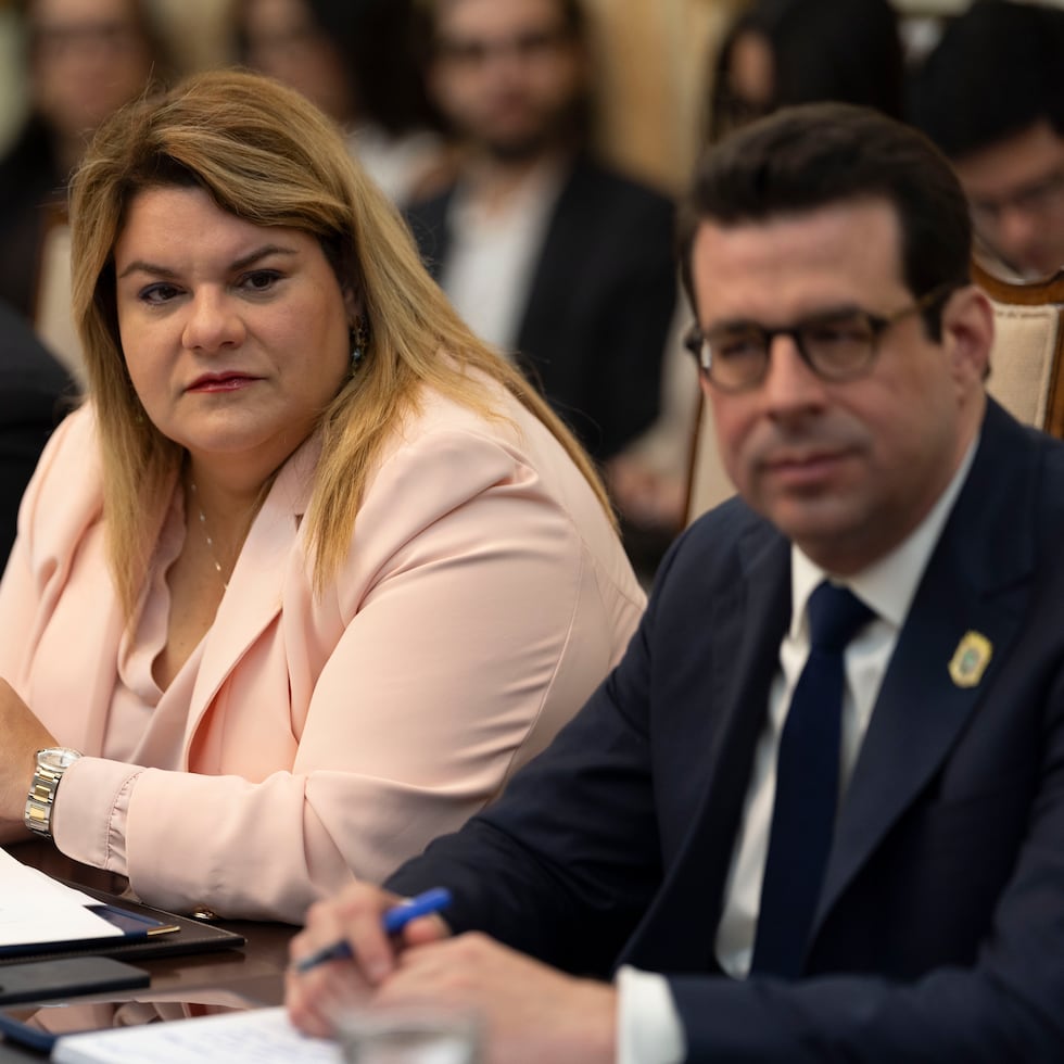 El anuncio se produce en medio de la creciente controversia que involucra al secretario de la Gobernación, Francisco Domenech, tras la radicación de una querella en su contra ante la Oficina del Panel sobre el Fiscal Especial Independiente (OPFEI)