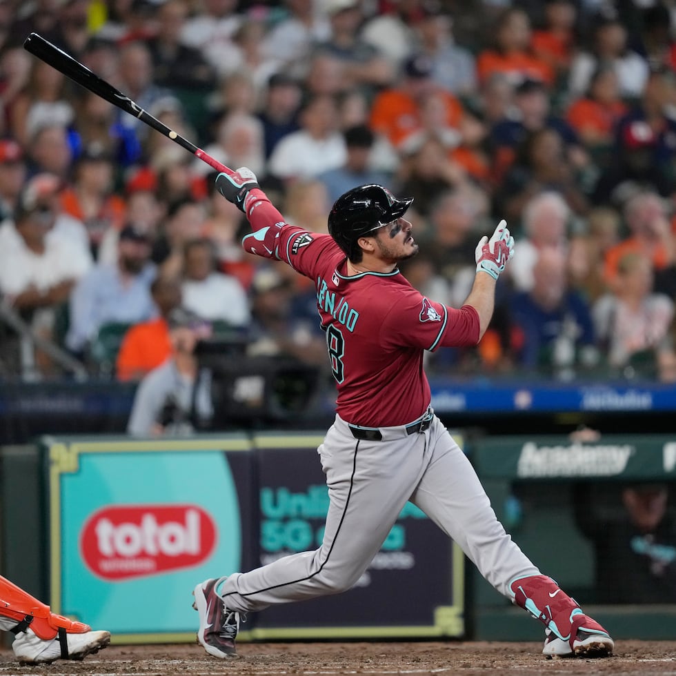 Nolan Arenado pegó jonrón en la victoria de Arizona ante San Diego.