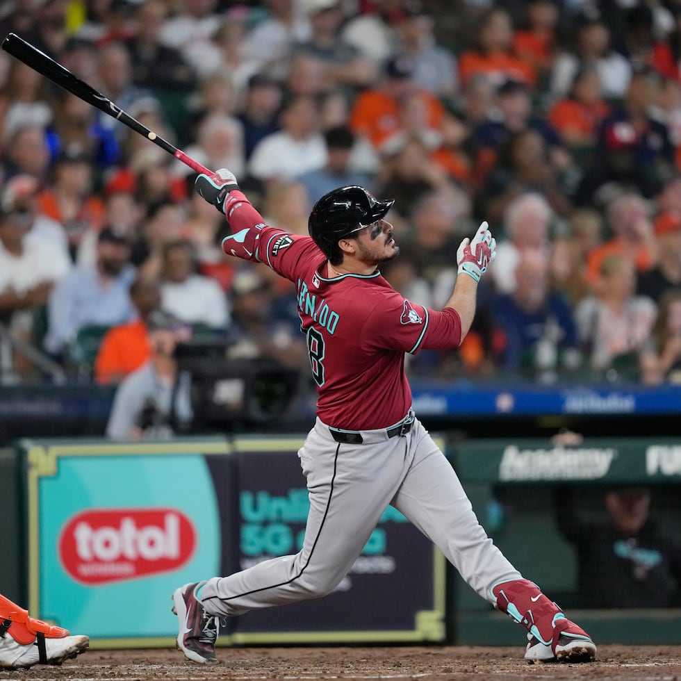 Nolan Arenado, de los Arizona Diamondbacks, conecta un jonrón de dos carreras contra los Astros.