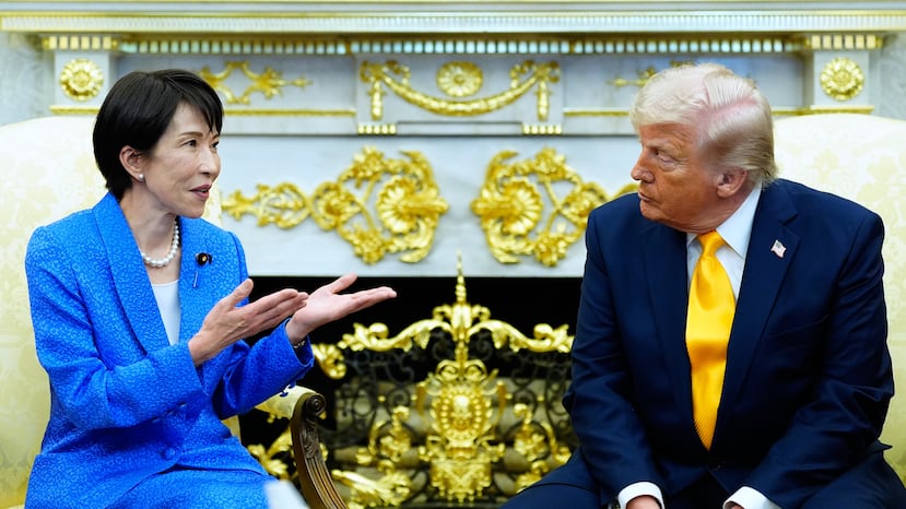 El presidente Donald Trump conversa con la primera ministra de Japón, Sanae Takaichi, en el Despacho Oval de la Casa Blanca, el jueves 19 de marzo de 2026, en Washington. (Foto AP/Alex Brandon)