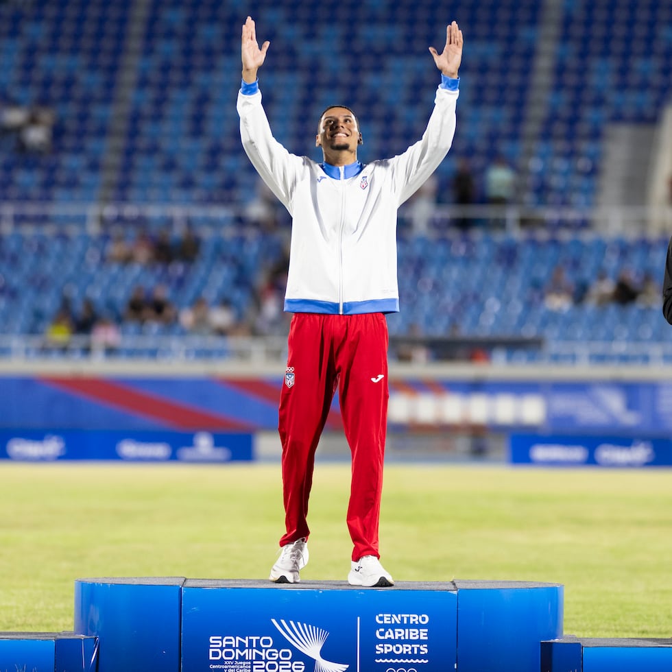 José Figueroa cuando subió al podio el 6 de agosto en Santo Domingo, tras ganar la final de los 200 metros de los Juegos Centroamericanos y del Caribe.